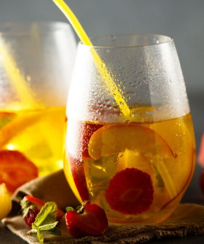 Bobby Flay Peach Sangria​